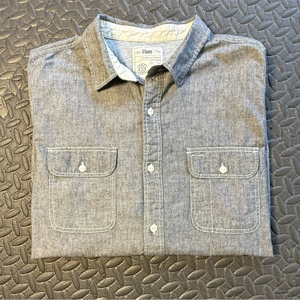 44 MM Men’s Grey Button Down Shirt With Chest Pockets Size Large